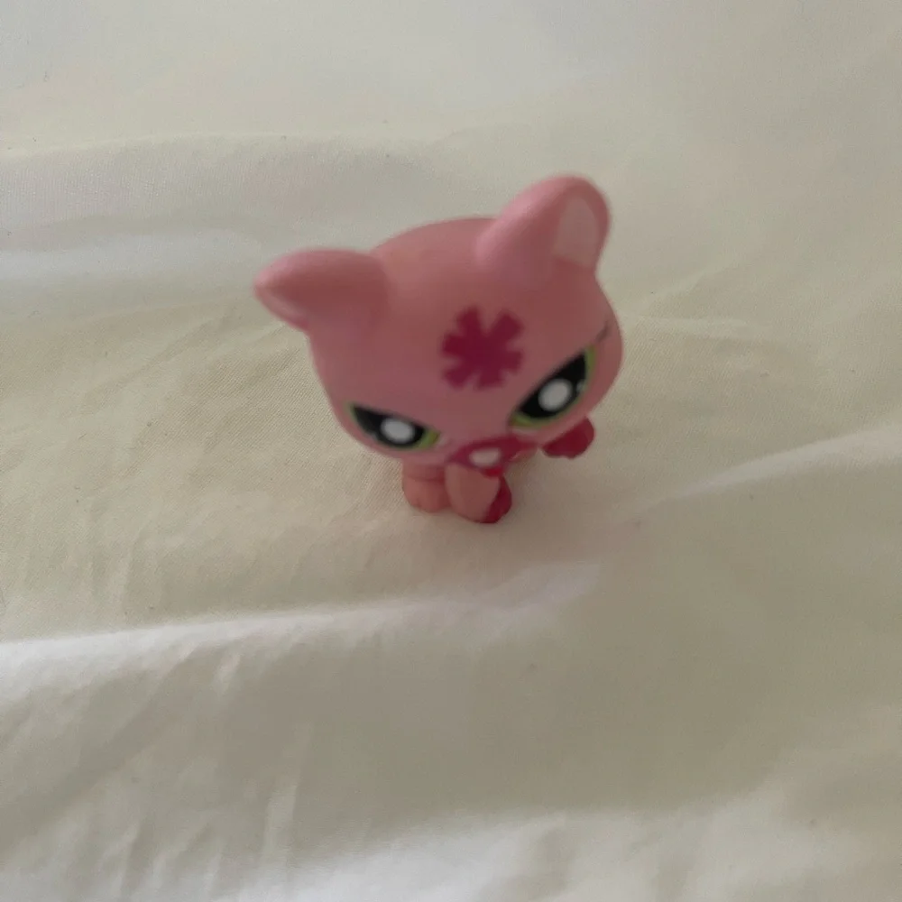 Littlest Pet Shop LPS #1846 KITTY CAT Licking Paw Hasbro Olive Green Eyes Flower